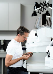 Geht nicht, gibt’s nicht. In unserer modernen Werkstatt können wir selbst komplizierte Reparaturen schnell vor Ort durchführen.